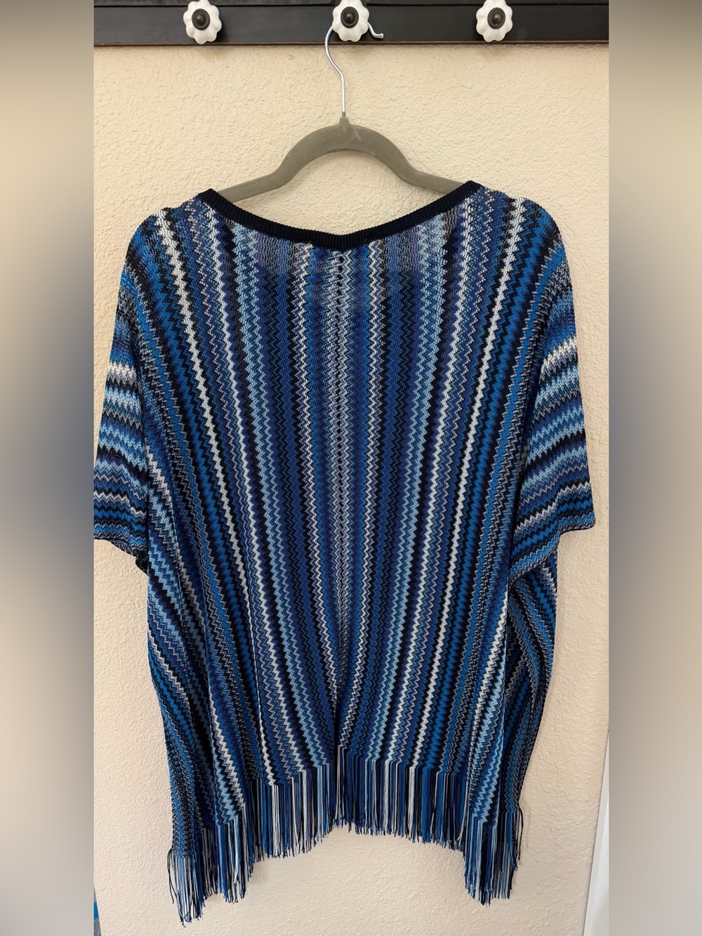 Missoni EUC Chevron Poncho. OSFM
Blue/Black/White Pattern. Made in Italy - Picture 5 of 6